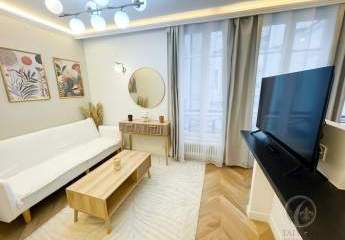 Elegante, Neu Renovierte 2-Zimmer-Wohnung mit Aufzug im Historischen Paris