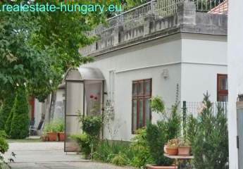 2 sanierte Stadthäuser in Keszthely in romantischer Lage