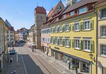 Herrschaftliches Stadthaus mit zwei Ladengeschäften zu verkaufen