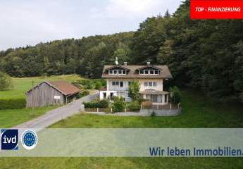 LANDHAUS IN ALLEINLAGE 
MIT FERNBLICK SOWIE WALDBESTAND UND TEICH
-TIERHALTUNG GEEIGNET