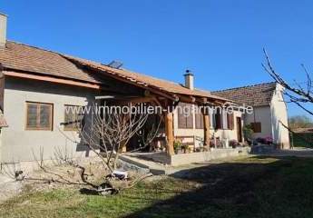 Wohnhaus im Grüngürtel mit 3 Wohnungen, 0,6 ha Grundstück am Plattensee