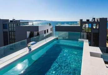 Luxuriöses Penthouse mit Pool auf der Dachterrasse nahe dem Meer