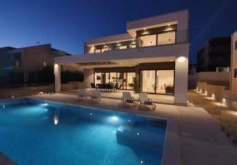 Moderne Luxusvilla mit Swimmingpool nahe dem Strand