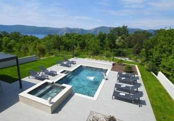 Attraktive Villa mit Pool und Blick auf das Meer