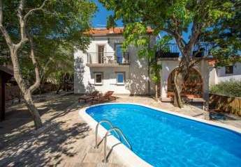 Haus mit Swimmingpool und Blick auf das Meer