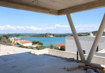 Moderne Villa mit Swimmingpool und Meerblick