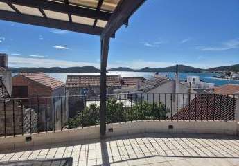 Mediterranes Steinhaus mit Dachterrasse und schönem Meerblick