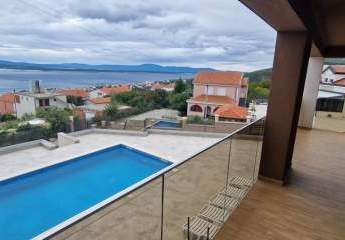 Modernes Haus mit Swimmingpool und Meerblick