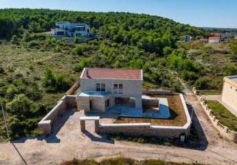 Mediterranes Steinhaus mit Pool und Meerblick am Novigradsko More