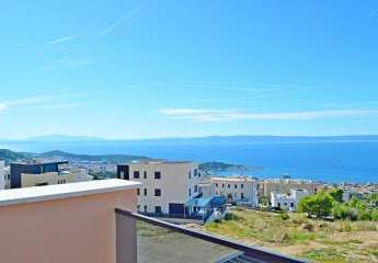 Moderne Neubau-Doppelhaushälften mit Pool und Meerblick