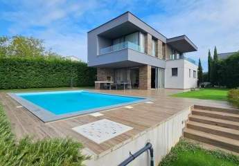 Moderne Villa mit Swimmingpool und Meerblick