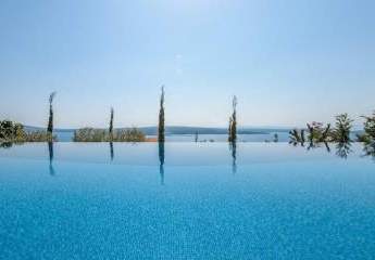 Luxuriöse Villa mit Swimmingpool und Panoramablick auf das Meer