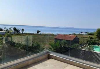 Moderne Villa mit Swimmingpool und Meerblick