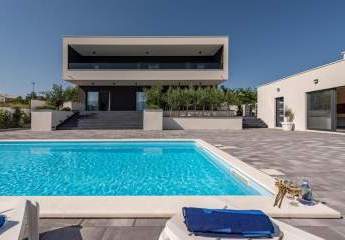 Moderne Villa mit Swimmingpool und Blick auf das Meer