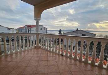 Wohnung mit überdachter Terrasse und Meerblick