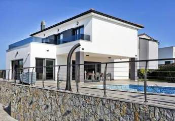 Villa mit Swimmingpool und Blick auf das Meer