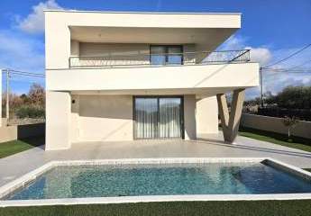 Moderne Villa mit Pool in ruhiger Lage