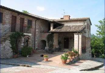 ***Altes großes Bauernhaus mit 70 Hektar Landfläche, in Todi sucht neuen Eigentümer***.