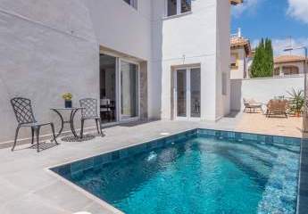 Komplett renovierte Villa mit 3 Schlafzimmern, 3 Bädern, Dachterrasse und Privatpool in La Zenia