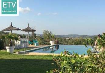 Traumhafte Finca mit großem Pool in weitläufiger Landschaft.