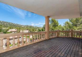 Designer Apartment in Port Andratx mit großer Terrasse und Bergblick