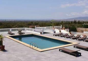 Modernisierte Villa mit Pool, Tennisplatz, Gästehaus und Panoramablick