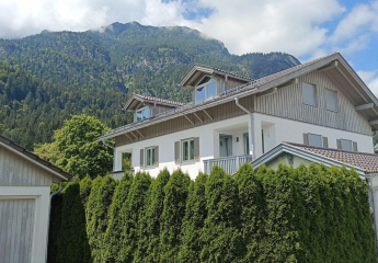 Moderne Doppelhaushälfte mit Blick auf Wettersteingebirge & Zugspitze in familienfreundlicher Lage.