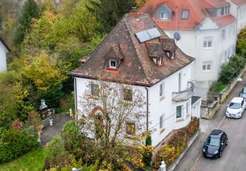 Stadtvilla mit Charme, großzügigem Grundstück und große Doppelgarage und Einzelgarage