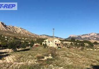 Finca mit einem Grundstück von 17.000 m² und einer Villa zur Fertigstellung von ca. 500 m² in einer sehr schönen Landschaft!