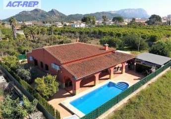 Schöner spanischer Stil Finca mit Pool, Grill, Garage, Carport, Klimaanlagen, zu Fuß in die Stadt.