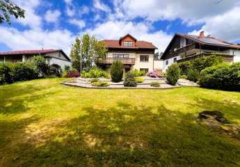 Zweifamilienidylle in Selb Vielitz: Ein Domizil, das Raum und Natur vereint