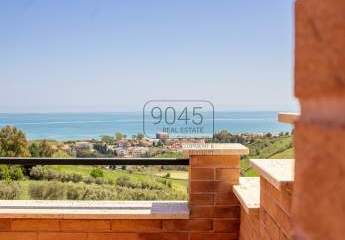 Villa mit atemberaubenden Meerblick und 8ha Land in Roseto - Abruzzen