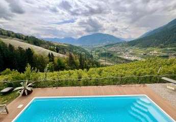 Geschlossener Hof für Pferdehaltung mit Panoramablick im Meraner Land - Südtirol