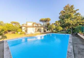 Villa im Grünen mit Pool im Bezirk Talenti / Rom - Italien