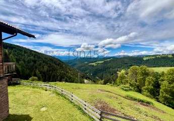 Geschlossener Hof mit Panoramablick in Jenesien - Südtirol