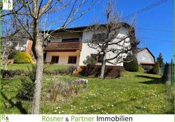 *Freistehendes Einfamilienhaus mit idyllischem Garten und großem Carport*