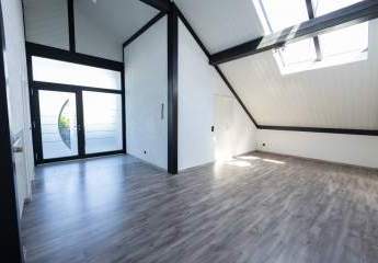 Dachgeschosswohnung - exklusive Ausstattung in Herresbach - Modern wohnen mit Glas und Raum!