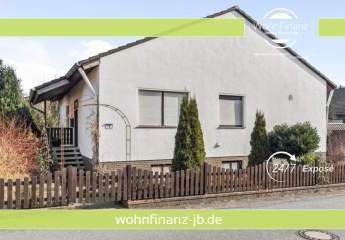 Raumwunder - Einfamilienhaus im Bungalowstil, Vollkeller, Kamin und Carport