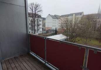 Großzügige 4-Zimmer mit Laminat, Wanne, Balkon, Stellpl. und EKB in zentraler Lage