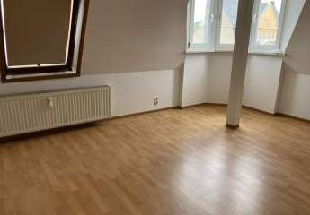 Große DG 4-Zimmer mit Laminat, Hauswirtschaftsraum bzw. Ankleide und 2 x Tageslichtbad