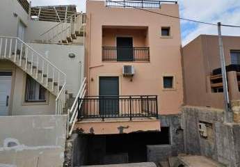 Kreta, Koutouloufari: Haus im Dorfzentrum mit großer Dachterrasse mit herrlichem Blick auf Hersonissos und das Meer zu verkaufen