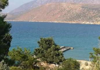 MIT VIDEO: Baugrundstück am Meer, direkt über Strand und Dorf