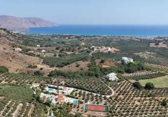 Kreta, Kournas: Spektakuläre Villa mit Tennisplatz nahe des Kournas-Sees zu verkaufen