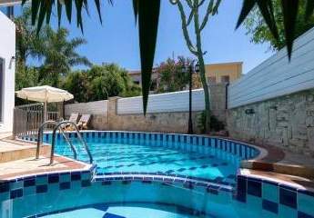 Kreta - Loutra: Eine elegante Villa mit vier Schlafzimmern und Swimmingpool