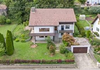 PROVISIONSFREI - In toller Aussichtslage: Einfamilienhaus mit Garten und Garagen