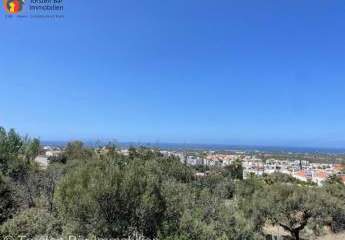 Kreta,  Hersonissos: Grundstück in privilegierter Lage, ruhig mit freien Blick auf das Meer und im Hindergrund auf die Berge.