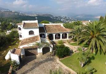 Villa mit großem Grundstück und ebener Zufahrt, herrlicher Ausblick, große Terrassen, BBQ, ZH, Klima, Garage u.v.a.m.