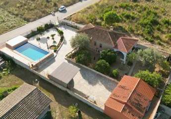 Ebenerdiges Landhaus, 3 Schlafzimmer, 10x5m Pool, Carport für 3 PKWs