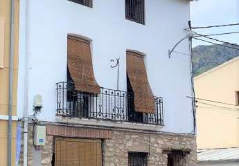 Schönes, teilweise renoviertes Dorfhaus mit Garten und Sonnenterrasse im Vall de Gallinera