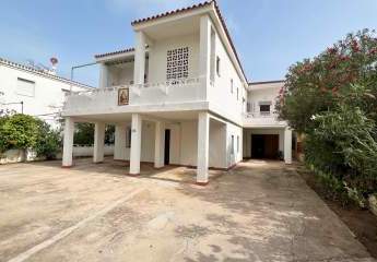 Villa in 1. Meerlinie mit Strandzugang und 3 separaten Wohneinheiten.